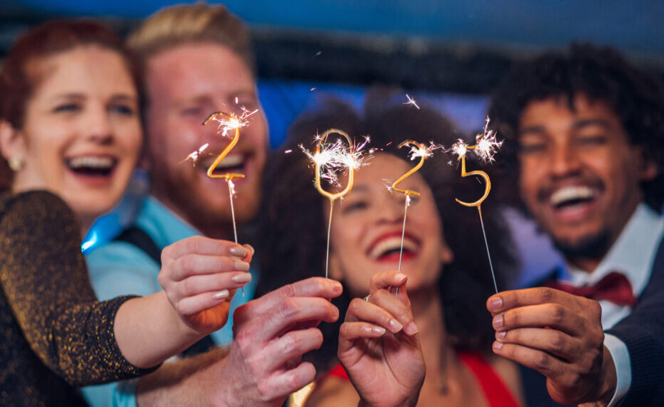 O ano de 2025 está chegando, e com ele, a famosa celebração de Réveillon. Para aqueles que preferem não enfrentar o frio em uma festa ao ar livre ou lidar com fogos de artifício em casa, a melhor opção é sintonizar as transmissões especiais de Ano Novo na televisão. Aqui está um resumo do que você pode assistir: Como assistir à passagem do ano na TV em 2025