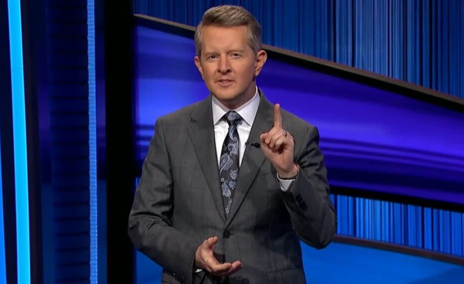 Ken Jennings, uma das figuras mais reconhecidas na televisão, especialmente por seu trabalho como apresentador de Jeopardy!, revelou recentemente quem ele gostaria que o interpretasse em um sketch no programa Saturday Night Live. Durante uma gravação da série de perguntas, um fã questionou sobre sua escolha, e Jennings apontou para a talentosa Kate McKinnon, conhecida por suas brilhantes imitações de figuras públicas masculinas, como o cantor Justin Bieber e políticos notáveis. Ken Jennings revela ator ideal para interpretá-lo no SNL