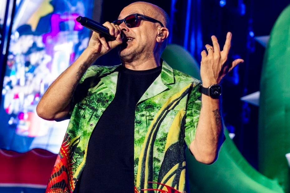 Max Pezzali: Clássicos e Novidades na Turnê que Encanta Fãs