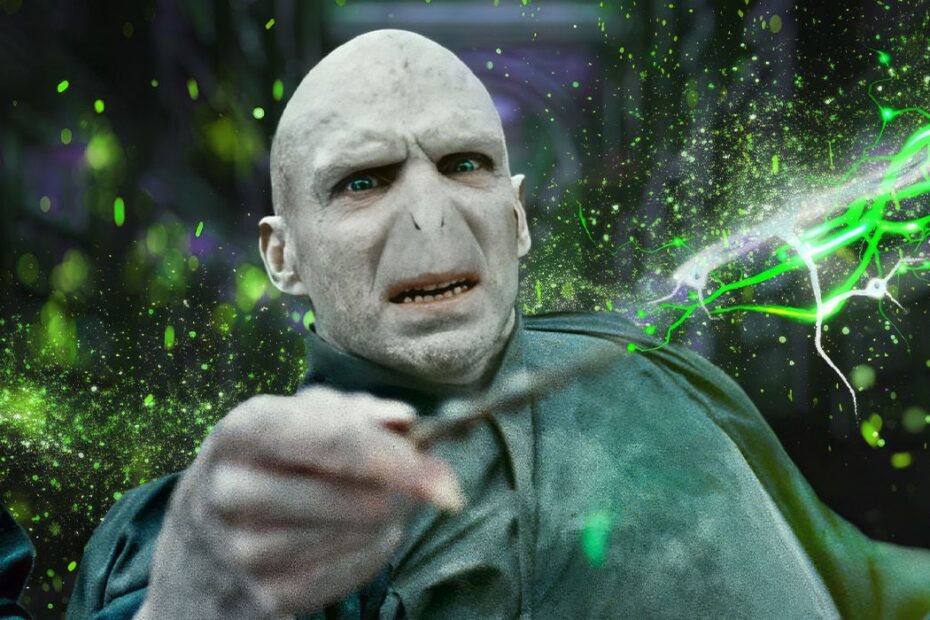 Ralph Fiennes, que interpretou o icônico Lord Voldemort na série Harry Potter, compartilhou seus pensamentos sobre o processo de atuação desse vilão. Fiennes estreou no papel em "Harry Potter e o Cálice de Fogo", em 2005, e continuou como o antagonista até o final da franquia. Ralph Fiennes e a Fascinante Arte de Ser Voldemort