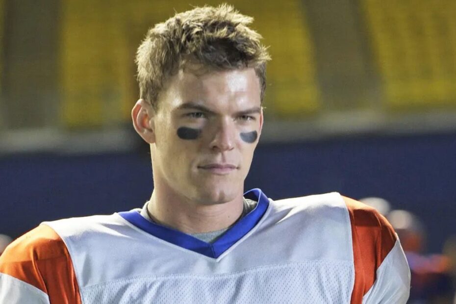 Alan Ritchson se tornou bastante conhecido pelo papel de Jack Reacher na série de Prime Video. Sua atuação captura a essência do personagem, equilibrando uma presença forte e intimidadora com um lado mais sensível. Antes de se tornar um nome familiar, Ritchson esteve em cena por quinze anos, e um de seus papéis mais memoráveis foi na comédia esportiva "Blue Mountain State", que foi ao ar de 2010 a 2011. Essa série não poderia ser mais diferente de Reacher, permitindo que Ritchson explorasse seu lado cômico em um estilo mais exagerado e slapstick. Thad Castle A Explosão Cômica de Alan Ritchson em Blue Mountain State