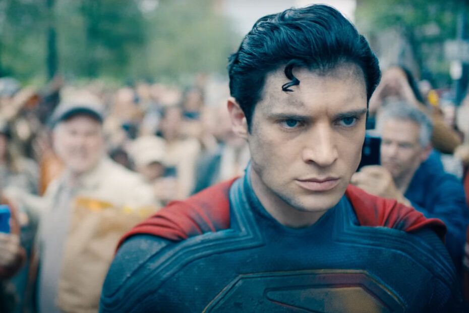 O trailer do filme "Superman", que será lançado em 2025, foi divulgado e já promete ser um grande presente de fim de ano para os fãs. Ele consegue gerar ainda mais expectativa ao apresentar as aventuras de Kal-El de uma maneira que mistura nostalgia e originalidade. Além disso, a edição do trailer é considerada uma das melhores do ano, ressaltando a força de Superman na cultura pop. Uma escolha surpreendente foi não incluir o título do filme no final, o que contribui ainda mais para aumentar a expectativa. Universo Superman: Muito Além de um Filme