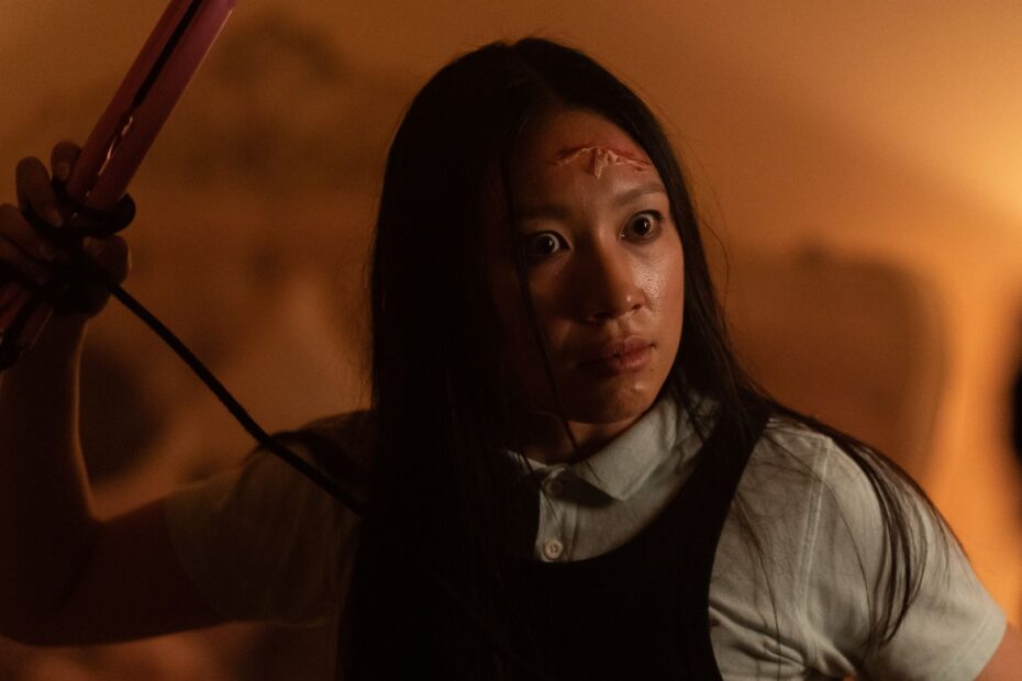 Grafted é um filme intrigante dirigido pela aclamada cineasta neozelandesa Sasha Rainbow, marcando sua estreia na direção de longas-metragens. Com a produção de executivos que trabalharam em obras como "Talk to Me" e "Tár", o filme promete uma experiência única e envolvente. A busca desesperada por popularidade nas telas de 'Grafted'