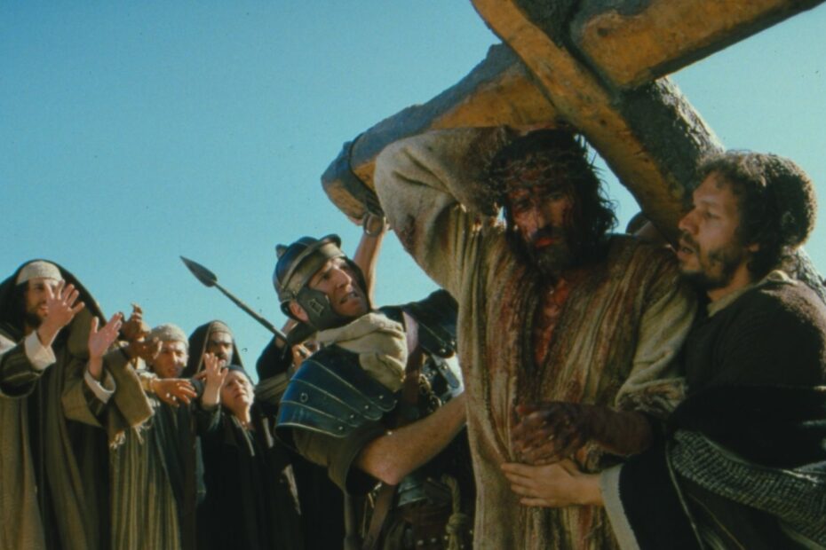 Mel Gibson, conhecido por seu trabalho em cinema, trouxe uma grande novidade para os fãs de "A Paixão de Cristo". Em uma conversa no podcast de Joe Rogan, ele revelou que está planejando começar as filmagens da sequência, intitulada "A Ressurreição de Cristo", já no próximo ano. Embora o título possa parecer simples, muitas expectativas cercam o projeto, que promete ser ambicioso e emocionante. A Grande Ambição de Gibson: A Ressurreição de Cristo vem aí!