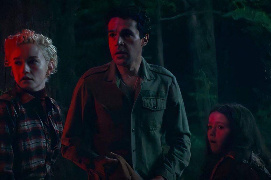 O filme "Wolf Man", lançado em 15 de janeiro de 2025, é uma nova abordagem de Leigh Whannell para a icônica franquia de monstros da Universal. A narrativa se desenrola em torno de Blake Lovell, interpretado por Christopher Abbott, e sua esposa Charlotte, vivida por Julia Garner. A história mescla elementos de horror com uma temática de romance trágico, mas essa combinação não conseguiu captar a essência emocional esperada. A Tragédia Romântica do Novo Lobo Maldita Não Convence