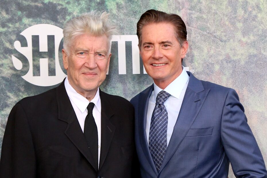 David Lynch, um dos cineastas mais influentes do cinema, faleceu, e a indústria de Hollywood não hesitou em prestar homenagens ao seu legado incrível. Kyle MacLachlan, famoso por seu papel como o agente do FBI Dale Cooper em "Twin Peaks", lembrou da relação deles nas redes sociais. Ele comentou sobre como Lynch o selecionou para estrelar seu primeiro e último filme de grande orçamento, afirmando: "O que eu vi nele foi um homem enigmático e intuitivo, com um oceano criativo borbulhando dentro dele". MacLachlan expressou como sua amizade se desenvolveu durante as gravações de "Blue Velvet" e "Twin Peaks", ressaltando o impacto que Lynch teve em sua vida e carreira. Adeus a David Lynch, um gênio da imaginação e arte