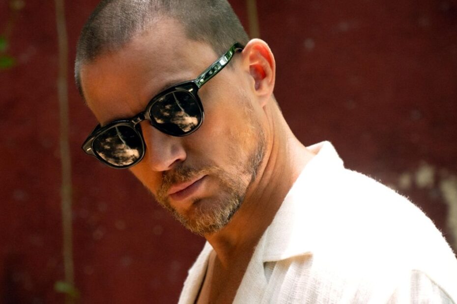 Zoë Kravitz e Channing Tatum estão chamando a atenção com o thriller "Blink Twice", que está subindo nas paradas de streaming. O filme, que estreou nos cinemas em agosto de 2024, teve um desempenho moderado nas bilheteiras, arrecadando 23,11 milhões de dólares nos Estados Unidos e 48 milhões de dólares globalmente, com um orçamento de 20 milhões. Agora disponível na plataforma Prime Video, a popularidade do filme parece ter aumentado, alcançando o segundo lugar no "Top Ten Chart" do serviço, superando produções como "Unstoppable", com Jennifer Lopez. 'Blink Twice' de Zoë Kravitz: Sucesso nas Plataformas de Streaming