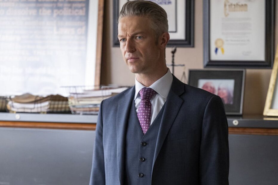 No último episódio de Law & Order: SVU, Carisi, interpretado por Peter Scanavino, enfrenta as consequências emocionais de um trauma recente. Depois de ser mantido refém em um bodega durante um evento angustiante, Carisi ainda luta para se recuperar. No final do episódio anterior, sua esposa Rollins expressou preocupação com o estado emocional dele, o que gerou uma reflexão sobre o impacto duradouro das experiências traumáticas. Carisi em conflito após dia difícil na bodega