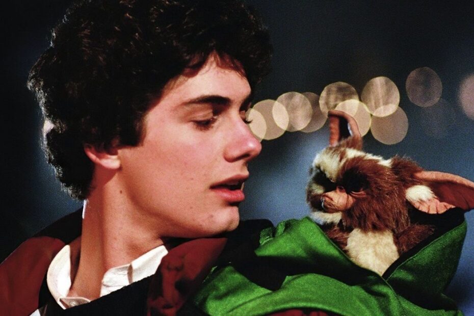 O filme "Gremlins", lançando em 7 de junho de 1984, é uma obra que mescla comédia e terror, ganhando destaque recentemente devido a seu 40º aniversário e a um possível novo filme da franquia que está em desenvolvimento. O diretor Joe Dante trouxe à tona algumas curiosidades sobre a versão mais sombria do longa, que quase se tornou um filme com classificação R. Em um novo documentário, Dante compartilhou imagens não divulgadas de cenas violentas que foram cortadas do filme. Cenas cortadas de Gremlins revelam lado sombrio do filme