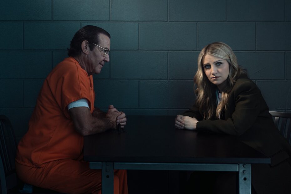 O novo drama intitulado "Happy Face", que estreia no Paramount+ com seus dois primeiros episódios no dia 20 de março de 2025, promete ser uma obra de forte impacto emocional e psicológico. A série é baseada na real história de Melissa Moore, que aos 15 anos descobriu que seu pai, Keith Jesperson, era um serial killer conhecido como "Happy Face Killer" devido aos desenhos de rostos sorridentes que fazia em documentos relacionados aos seus crimes. Dennis Quaid surpreende como assassino em novo trailer intrigante