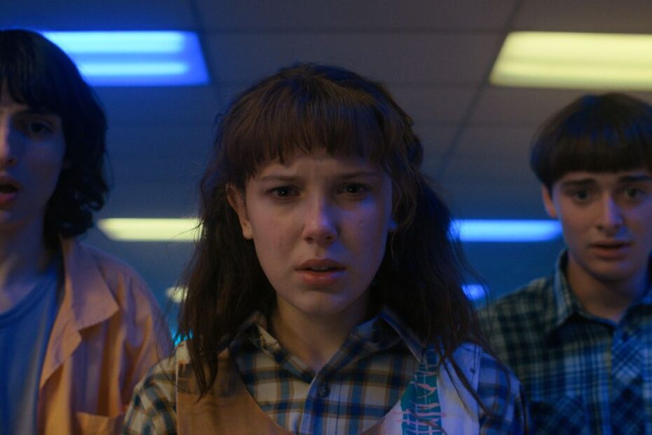 A quinta e última temporada de "Stranger Things" está programada para estrear no dia 27 de novembro de 2025, coincidindo com o Dia de Ação de Graças nos Estados Unidos. Um fã determinado, conhecido como @upsidedownscoop, parece ter descoberto essa data ao analisar o código-fonte de várias páginas da Netflix. Embora a plataforma ainda não tenha confirmado a data, há uma expectativa elevada em torno da estreia. Fã desvenda possível data de estreia da 5ª temporada de Stranger Things