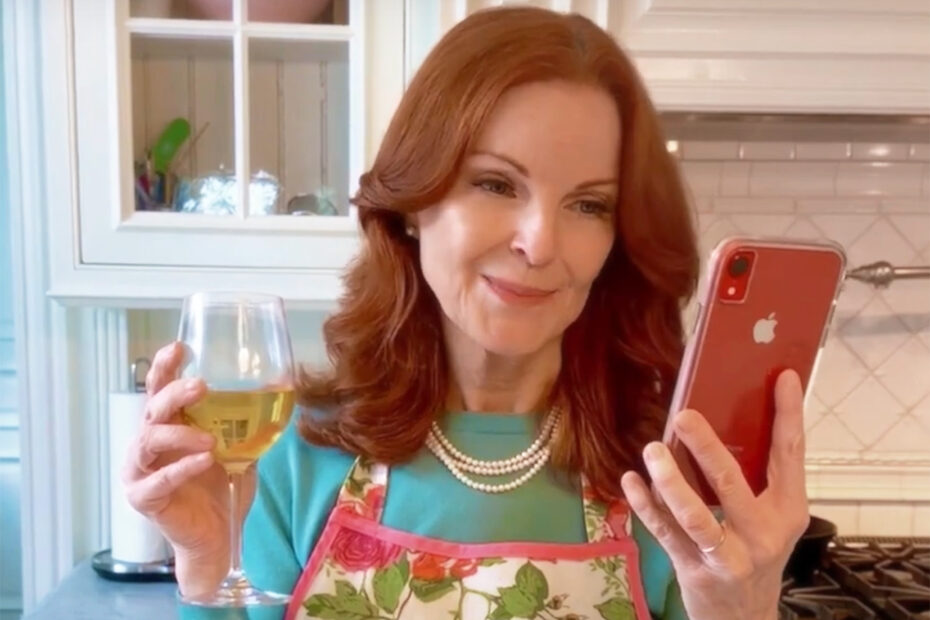 Bree Van de Kamp está de volta, e parece que ela não aprendeu a lição! Marcia Cross reprisa seu papel icônico de "Desperate Housewives" em uma promoção especial para a edição de 2025 do Series Mania, um festival de televisão francês. No vídeo de dois minutos, Cross retorna à sua personagem com a mesma intensidade que a tornou famosa. Marcia Cross surpreende como Bree em nova versão de Mulheres Desesperadas