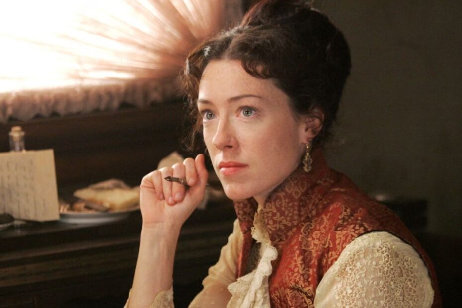 Molly Parker é uma atriz que vem chamando a atenção novamente por sua atuação como Dr. Amy Larsen na nova série da FOX, "Doc". Ela apresenta uma personagem complexa que enfrenta seus desafios, principalmente quando perde oito anos de memória devido a um acidente de carro. Embora suas falhas sejam evidentes, a jornada da personagem para reavaliar suas escolhas tem cativado o público, e as críticas têm sido bastante favoráveis. Com uma carreira repleta de mais de 100 créditos em diferentes produções, Parker já se destacou em trabalhos como "Swingtown", "Goliath", "Lost in Space" e "House of Cards", este último lhe rendeu uma indicação ao Emmy. Apesar de seu talento, a artista sempre conseguiu manter um perfil discreto, o que pode fazer com que novos fãs não conheçam seu papel marcante na série "Deadwood". Molly Parker brilha em clássico faroeste da HBO