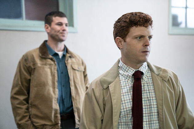 O mais recente destaque do universo de séries é "NCIS: Origins", que continua a expandir o amado universo de "NCIS". Caleb Foote, que interpretava o Agente Especial Bernard “Randy” Randolf, foi promovido a membro regular do elenco. A série traz Austin Stowell no papel de um jovem Leroy Jethro Gibbs, ambientada em 1991, enquanto Kyle Schmid desempenha o papel de mentor, o Agente Especial Mike Franks. Outros membros constantes do elenco incluem Mariel Molino como a Agente Especial Lala Dominguez, Tyla Abercrumbie como a Oficial de Suporte à Operação de Campo Mary Jo Hayes e Diany Rodriguez como a Agente Especial Vera Strickland. "NCIS: Origins" vai ao ar todas as segundas-feiras às 22h, no horário de Brasília, pela CBS. Novos Rumos em NCIS e as Estrelas do Grammy 2024