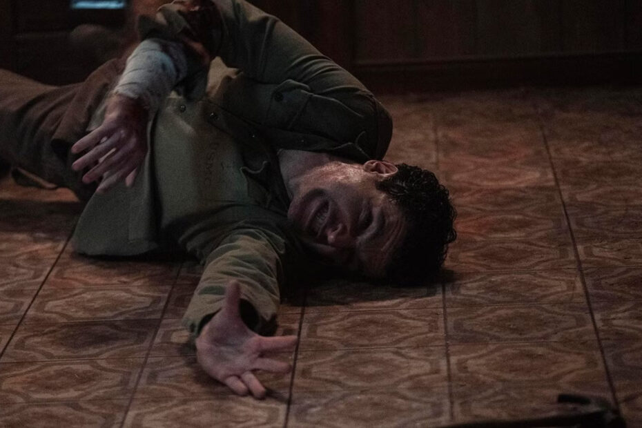 A nova produção "Wolf Man", dirigida por Leigh Whannell, traz uma atualização interessante na mitologia dos lobisomens, distanciando-se dos elementos tradicionais que permeiam as histórias sobre essas criaturas. Os lobisomens têm sido parte da cultura humana desde os tempos antigos, sendo representados de diversas formas, incluindo a figura mítica de Enkidu, do épico de Gilgamesh. No entanto, a imagem moderna do lobisomem é fortemente influenciada pelo cinema de Hollywood, começando com o filme "Werewolf of London", lançado em 1935, que estabeleceu muitos dos estereótipos associados a essas criaturas. O Lobo e o Homem: Reformulando Mitos de Luis de Ova