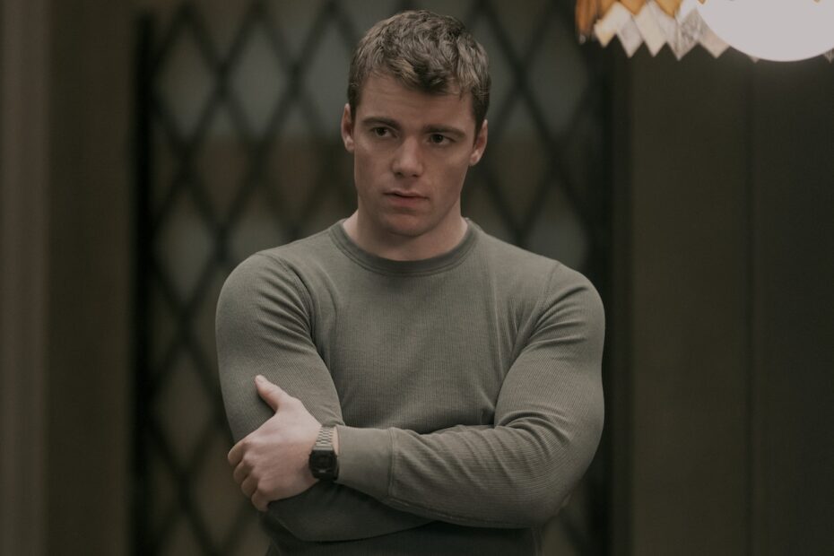 A Netflix está se preparando para lançar a tão aguardada segunda temporada de "The Night Agent" na quinta-feira, 23 de janeiro. Esta nova temporada chega quase dois anos após a primeira, que se baseou no livro homônimo de Matthew Quirk. Na história, o personagem principal, Peter Sutherland, interpretado por Gabriel Basso, é um agente do FBI de baixo escalão que, em seu trabalho no porão da Casa Branca, manuseia um telefone que nunca toca - até que um dia ele recebe uma ligação inesperada. O retorno misterioso de 'The Night Agent' e suas dilemas morais