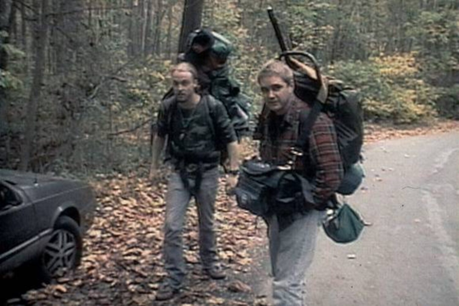 O filme "A Bruxa de Blair", lançado em 1999, é um marco no gênero de horror, conhecido por sua abordagem inovadora e utilização de filmagens que parecem reais. O longa-metragem se destaca pelo fato de nunca mostrar a criatura que aterroriza seus personagens, o que intensifica o clima de suspense e terror ao longo da narrativa. "O Terror Além da Imagem: O Legado de A Bruxa de Blair"