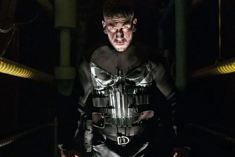 O Punisher é um dos anti-heróis mais icônicos da Marvel, conhecido por seu modo brutal de lidar com o crime. Ao longo de sua história nas telonas e em séries de TV, ele proporcionou momentos memoráveis que cativaram os fãs. Vamos conferir três das melhores cenas do Punisher que deixaram uma marca no cinema e na televisão. Os melhores momentos do Punisher no cinema e na TV