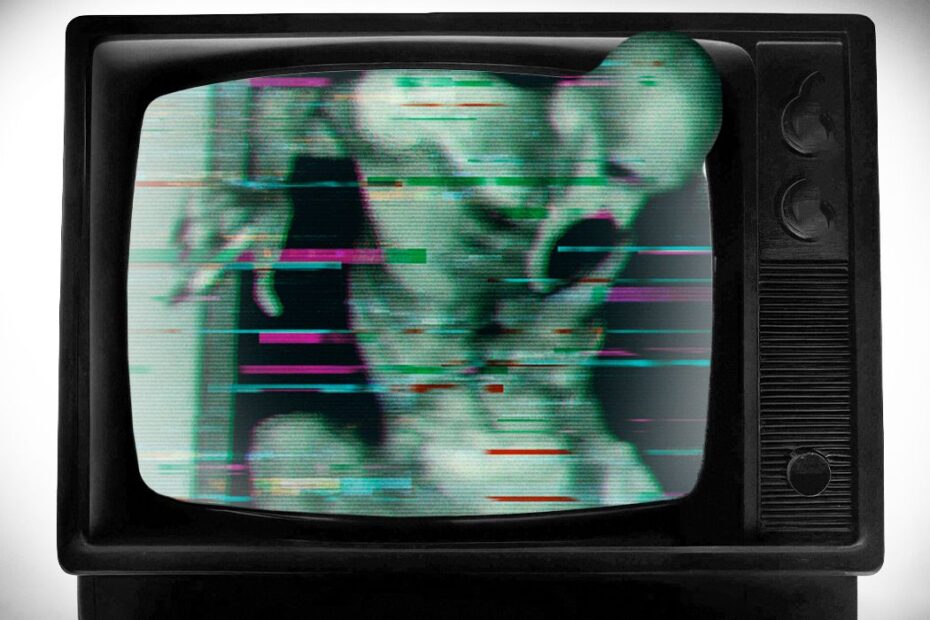 Grave Encounters 2 é um filme de terror encontrado que, apesar de não ter recebido tanto reconhecimento desde seu lançamento, merece ser mais apreciado. Dirigido por John Poliquin, o filme é a continuação de Grave Encounters, um famoso longa de terror que já deixou sua marca no gênero. Diferentemente do primeiro filme, que seguia uma equipe de TV, este segundo se destaca por ter como protagonistas um grupo de estudantes universitários que, obcecados pelo primeiro filme, decidem investigar o Hospital Psiquiátrico Collingwood. Quando a Esperança Se Torna Terror: Descubra Grave Encounters 2