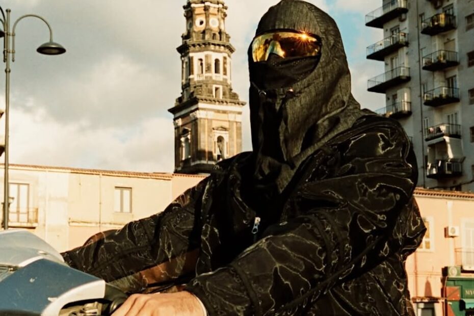 Liberato, o mistério da música napolitana, retorna em grande estilo com seu novo álbum "Liberato III", lançado na virada do ano, entre 31 de dezembro de 2024 e 1º de janeiro de 2025. Este álbum é um marco para o artista, já que traz nove faixas, sendo oito inéditas e a reinvenção do hit "Lucia (Stay With Me)", lançada anteriormente. Entre as canções que já conquistaram os corações dos fãs está "Turnà", que é um tributo à bela e complexa cidade de Napoli. Retorno às Raízes: Liberato e a Alma de Napoli em Turnà