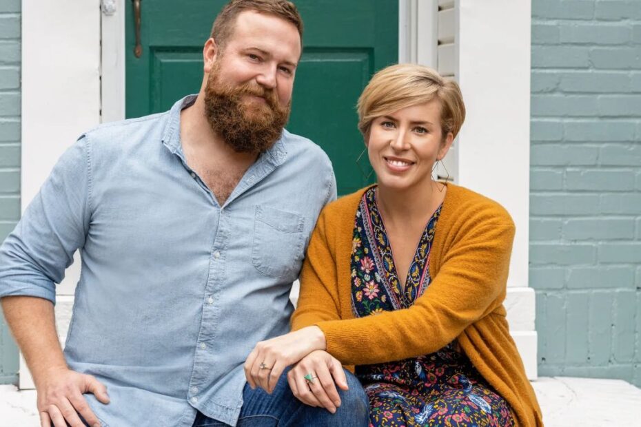 A nova temporada de "Home Town Takeover" traz Ben e Erin Napier de volta em uma missão ambiciosa: revitalizar a histórica cidade de Sebring, na Flórida. Previsto para estrear no dia 9 de março, às 20h, o programa irá apresentar o casal enquanto eles se envolvem em mais de uma dúzia de projetos de reforma destinados a transformar não só residências, mas também negócios e espaços públicos dessa comunidade litorânea que enfrenta desafios significativos. Revitalizando Vidas: A Transformação de Sebring com os Napiers