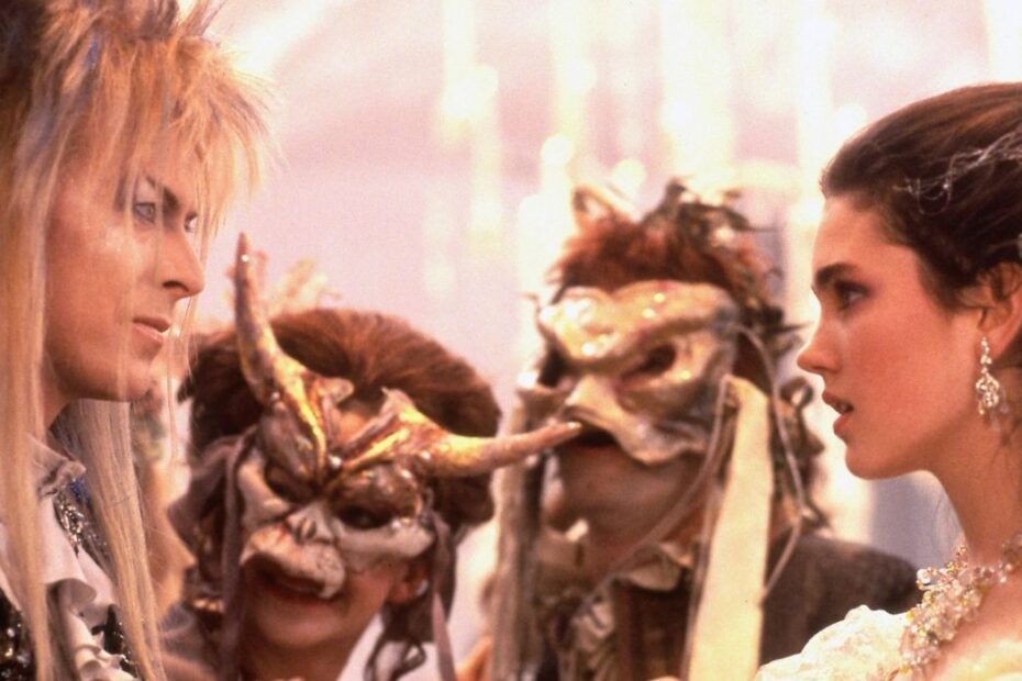 Robert Eggers, conhecido por sua visão única no terror, confirmou rumores de que irá dirigir uma sequência do clássico "Labyrinth", filme de 1986 dirigido por Jim Henson e estrelado por David Bowie. A nova produção terá a TriStar Pictures como parceira e, segundo informações, Eggers está escrevendo o roteiro em colaboração com Sjón, que também trabalhou com ele em "The Northman" e no próximo projeto "Werwulf". Chris e Eleanor Columbus, juntamente com Lisa Henson e Brian Henson, estão envolvidos como produtores, formando uma equipe de peso para essa nova aventura. Robert Eggers é confirmado como diretor da sequência de Labirinto