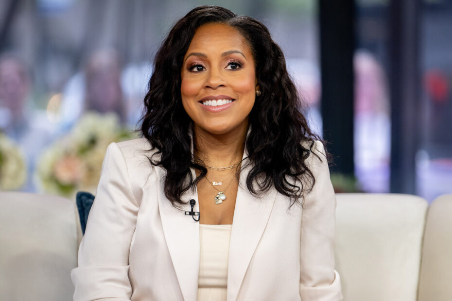 Recentemente, Sheinelle Jones, uma das co-anfitriãs do programa "Today" da NBC, anunciou que estará ausente do programa por um período prolongado. Ela fez esta declaração em seu Instagram, explicando que precisa cuidar de "um assunto de saúde familiar". Jones está afastada do show desde 18 de dezembro e, embora não tenha revelado detalhes específicos sobre a situação, expressou sua gratidão pelo apoio contínuo que recebeu de sua família do programa e dos fãs. Sheinelle Jones anuncia pausa para cuidar da saúde da família