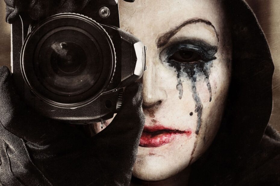 **A Garota nas Fotografias: Uma Análise do Terror e da Arte em um Filme Subestimado** A Arte da Violência: Reflexões em A Garota nas Fotografias