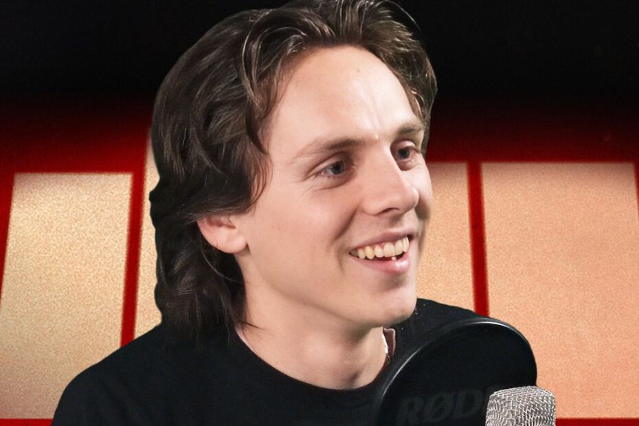 **Jacob Bertrand e Sua Jornada em Cobra Kai** A Mãe de Jacob Bertrand Mudou Seu Destino em Cobra Kai
