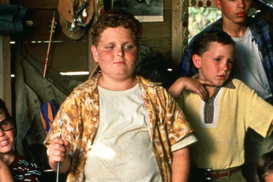 "The Sandlot", um clássico da comédia esportiva dos anos 90, ressurge como um grande sucesso na plataforma de streaming Tubi. Lançado em 7 de abril de 1993, o filme já conquistou o segundo lugar entre os dez filmes mais populares do serviço. A Nostalgia de 'The Sandlot': Clássico dos Anos 90 em Alta na Tubi
