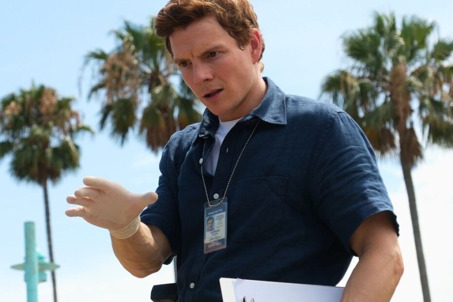 "Dexter: Original Sin" está expandindo o universo de Dexter Morgan, revelando novas camadas da história que os fãs sempre desejaram entender. A série não apenas explora os primórdios de Dexter, interpretado por Patrick Gibson, mas também apresenta seu irmão, Brian Moser, também conhecido como o Ice Truck Killer, interpretado por Roby Attal. Esta adição intrigante ao enredo oferece uma perspectiva única sobre suas trajetórias como assassinos em série. A Sombria Conexão entre Dexter e seu Irmão Assassino