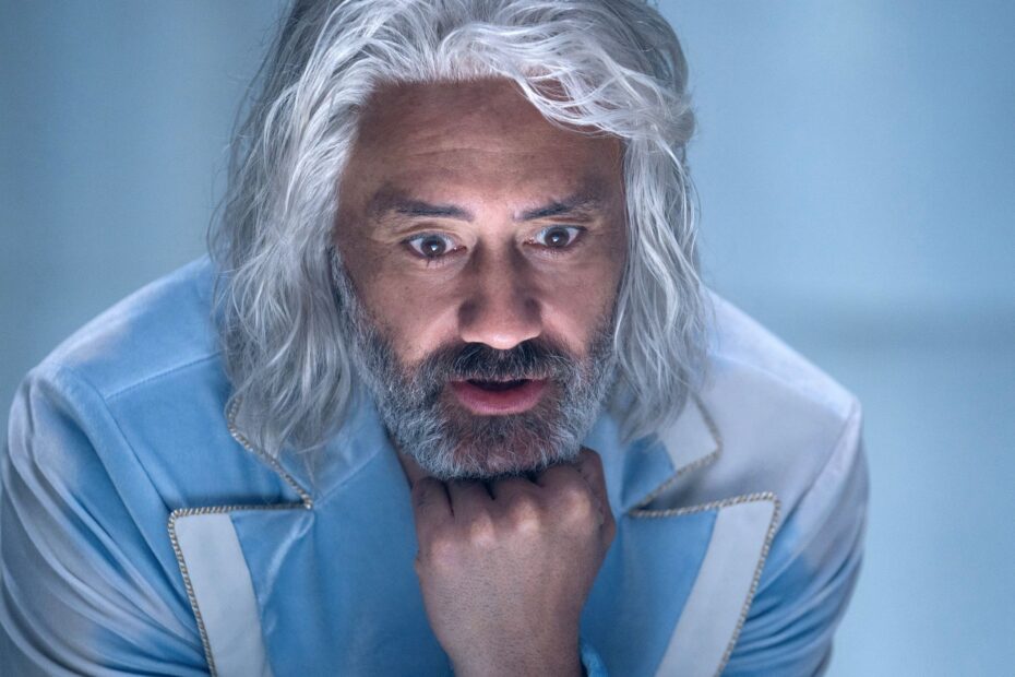 Uma nova atualização sobre o filme de Star Wars dirigido por Taika Waititi trouxe informações interessantes. Kathleen Kennedy, presidente da Lucasfilm, falou sobre o andamento do projeto e revelou que ainda não há um roteiro completo disponível. "Eu continuo esperando por Taika e ele está trabalhando com outro escritor agora. Ele está tão ocupado. Eu adoro ele, e acho que se algum dia recebermos um roteiro, vai ser fantástico. Já vi o primeiro ato e amei, mas é uma tarefa difícil mantê-lo concentrado", comentou Kennedy. Aguardando Taika: Novidades quentes do universo Star Wars!