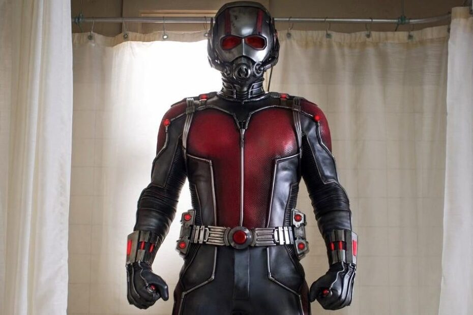 Recentemente, a aparição de Garrett Morris no especial de 50 anos do programa **Saturday Night Live** trouxe à tona uma parte fascinante da história do Ant-Man. Morris, que foi o primeiro ator a interpretar o herói em uma apresentação ao vivo, fez isso em um esboço de 1979, onde o personagem se depara com The Flash em uma festa de super-heróis. Esse momento cômico antecedeu décadas antes da interpretação de Paul Rudd no Marvel Cinematic Universe. A conexão entre os dois foi reconhecida quando Morris fez uma participação especial em **Ant-Man**, lançado em 2015. Ant-Man e a Redescoberta do Humor em SNL 50