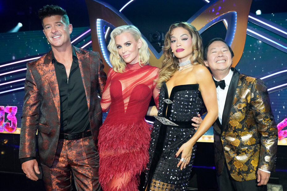 A 13ª temporada de "The Masked Singer" está prestes a começar e promete muitas emoções. A estreia ocorrerá na quarta-feira, dia 11 de fevereiro de 2025, às 20h no horário da costa oeste dos EUA (8/7c). Os juízes Rita Ora e Robin Thicke abrirão a temporada com uma apresentação especial da famosa música "Get Lucky", do grupo Daft Punk. Jenny McCarthy e Ken Jeong também farão parte desse momento, mas em um papel mais voltado para o apoio. Aperte o Cinto: Novidades Divertidas na Temporada 13