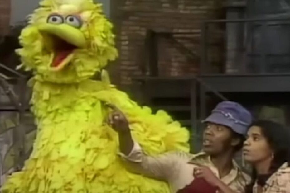 A Super7, conhecida por suas figuras de ação de alta qualidade, está trazendo uma novidade empolgante para os fãs de "Sesame Street": uma versão super tamanho do icônico personagem Big Bird. Esta figura tem 49,5 centímetros de altura, quase como um amigo de verdade, e promete ser um item de destaque em qualquer coleção. Big Bird em versão gigante chega para emocionar fãs de Sesame Street