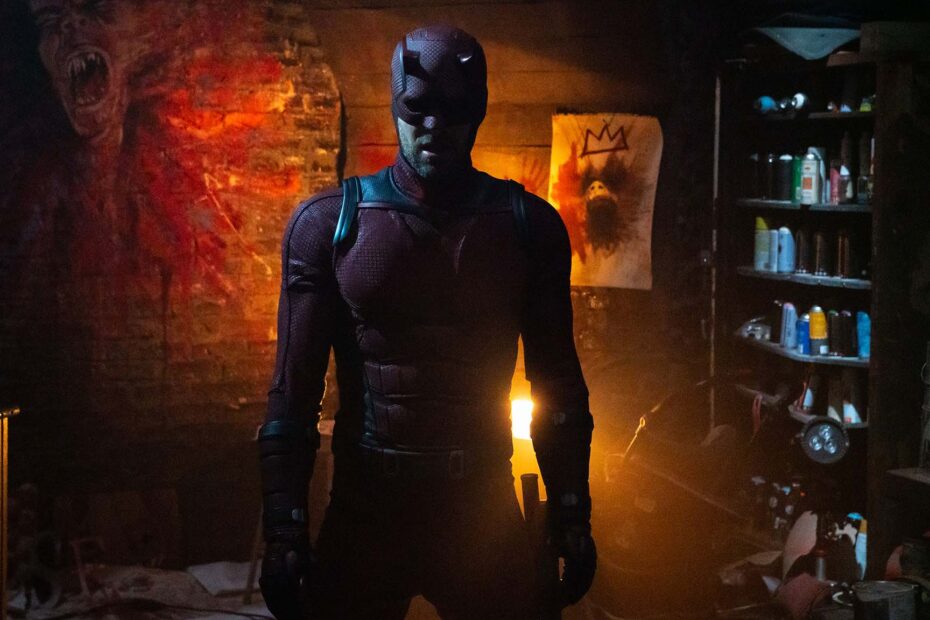 Daredevil: Born Again está prestes a voltar e promete um olhar instigante sobre o mundo dos vigilantes na cidade de Nova York. A série, que estreia no dia 4 de março de 2025, traz novamente Charlie Cox como Matt Murdock, também conhecido como Daredevil, e Vincent D'Onofrio como Wilson Fisk, o temido Kingpin. Este reencontro dos personagens principais ressalta a rivalidade que tem sido um forte pilar na história do herói. Crise de Vigilantes: O Impacto de Daredevil no MCU