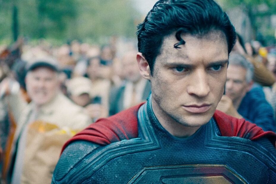 James Gunn está desenvolvendo um novo e ambicioso universo cinematográfico da DC, que será lançado no verão de 2025. Ele revelou que essa nova fase se inspirará em diversas épocas da rica história das histórias em quadrinhos da DC, permitindo uma interpretação mais fiel e abrangente dos heróis e vilões que conhecemos. DCU Renova Seus Heróis: O Legado de Superman e Novas Aventuras