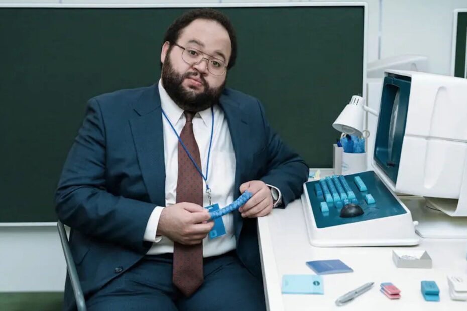 A segunda temporada de Severance está levando Dylan G. a um ponto crítico, à medida que ele se aproxima da esposa de seu "outie", levantando questões sobre a possibilidade de um "innie" substituir o "outie" permanentemente. A evolução dos personagens nesta temporada revela como a nova estratégia de gestão da Lumon pode gerar uma crise de identidade sem precedentes. Dualidade e identidade: Dylan em "Severance" à beira do abismo