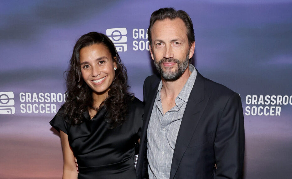 Marilee Fiebig e Andrew Shue estão vivendo juntos. O casal deu mais um passo em seu relacionamento, mais de um ano após o início de seu envolvimento. Ambos se separaram de seus ex-parceiros, Amy Robach e T.J. Holmes, em 2022. Ex-parceiros de Amy Robach e T.J. Holmes dão novo passo juntos