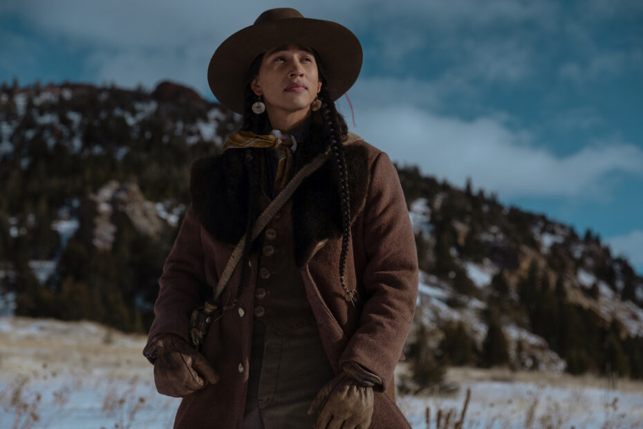 A segunda temporada de "1923" estreou com uma homenagem ao falecido ator Cole Brings Plenty, que interpretava o personagem Pete. A homenagem foi exibida na forma de um cartão-título antes do início do episódio, mostrando Brings Plenty em seu papel. Homenagem emocionante marca estreia da 2ª temporada de 1923
