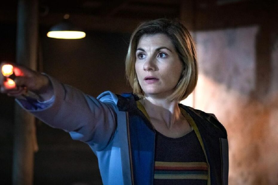 Jodie Whittaker, a primeira mulher a interpretar o icônico papel do Doutor na série "Doctor Who", compartilhou suas experiências ao lidar com a toxicidade de alguns fãs durante seu tempo na série. Whittaker, que assumiu o papel do Décimo Terceiro Doutor de 2018 a 2022, destacou que, apesar de ter muitos fãs apaixonados, enfrentou críticas negativas que se concentravam principalmente em sua condição de mulher. Jodie Whittaker fala sobre fãs tóxicos e seu papel em Doctor Who
