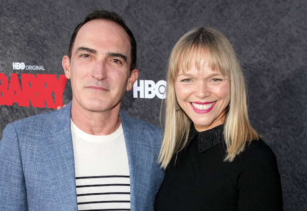 Lauren Bowles foi escalada para interpretar a esposa de Cliff Wheeler, um personagem interpretado por seu marido, Patrick Fischler, no novo episódio de "NCIS: Origins". Neste episódio, a história apresenta Shelly, uma agente de viagens que se esforça para manter sua família unida frente a desafios como um filho rebelde e um marido que enfrenta dificuldades no trabalho. Lauren Bowles se junta a NCIS: Origins como esposa de Cliff Wheeler