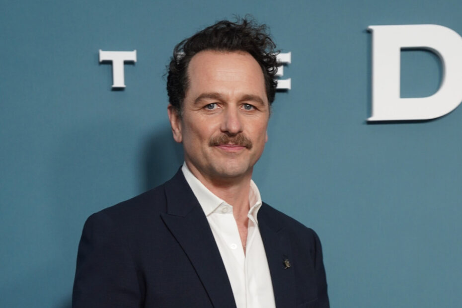 Matthew Rhys, conhecido por seu trabalho em "The Americans", foi escalado para um novo projeto da Apple TV+, intitulado "Widows’ Bay". A série vai misturar crime e suspense, trazendo uma trama que envolve um assassino em série que está à solta em uma pequena cidade litorânea. Rhys, que também será produtor executivo da série, se junta a um elenco que já conta com a presença da atriz renomada, Rosamund Pike. Matthew Rhys protagoniza nova série de mistério da Apple TV+