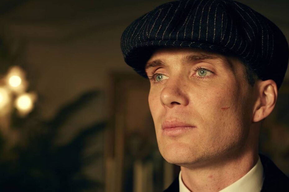 Cillian Murphy interpretou Tommy Shelby na icônica série "Peaky Blinders", que chegou ao fim em 2022. Mas a história não termina por aí. Para a alegria dos fãs, um filme intitulado "The Immortal Man" está em desenvolvimento com o objetivo de encerrar a saga dos Shelby de forma grandiosa. Peaky Blinders: Novos Rumos Para o Futuro da Franquia