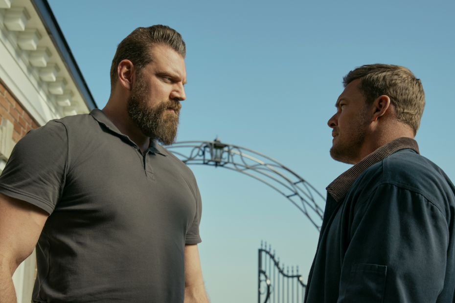 A terceira temporada de "Reacher" traz para os fãs uma nova e imponente ameaça: Paul "Paulie" Van Hoven, interpretado por Olivier Richters. Essa nova fase da série, que estreou em 26 de março, é baseada no sétimo livro da saga de Jack Reacher, intitulado "Persuader", escrito por Lee Child. Na trama, Reacher, interpretado por Alan Ritchson, se infiltra em uma organização criminosa que usa um negócio de tapetes como fachada e logo se depara com Paulie, um ex-soldado psicopático e oponente formidável. Reacher enfrenta seu maior desafio: um gigante imbatível!