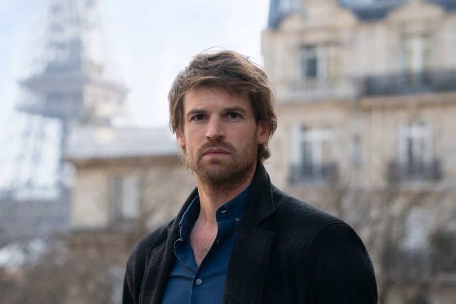 O famoso detetive parisiense Maigret está de volta em uma nova adaptação moderna que promete conquistar os fãs de mistério e crime. A série, produzida por PBS Masterpiece, apresenta Benjamin Wainwright no papel do renomado Chefe de Polícia Jules Maigret, baseado nos livros do autor Georges Simenon. Essa nova versão irá retratar um Maigret mais jovem, um investigador que busca se afirmar dentro da Polícia Judiciaire, utilizando métodos metódicos e uma forte intuição para entender a mente dos criminosos. Retorno do Detetive Maigret em Adaptação Atualizada