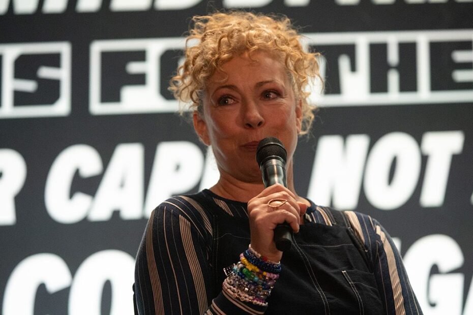 Risos e Lembranças: Alex Kingston Fala Sobre os Filhotes de Doctor Who