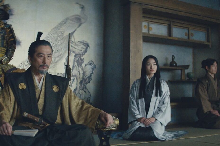 A série "Shōgun", que estreou em fevereiro de 2024, rapidamente se destacou ao fidelizar o público e obter 25 indicações ao Emmy. Esta adaptação da obra de James Clavell é um remake da minissérie de 1980 e segue a história de John Blackthorne, um marinheiro inglês que se vê preso no Japão feudal. Surpresas À Vista: O Que A Segunda Temporada de Shōgun Revelará?