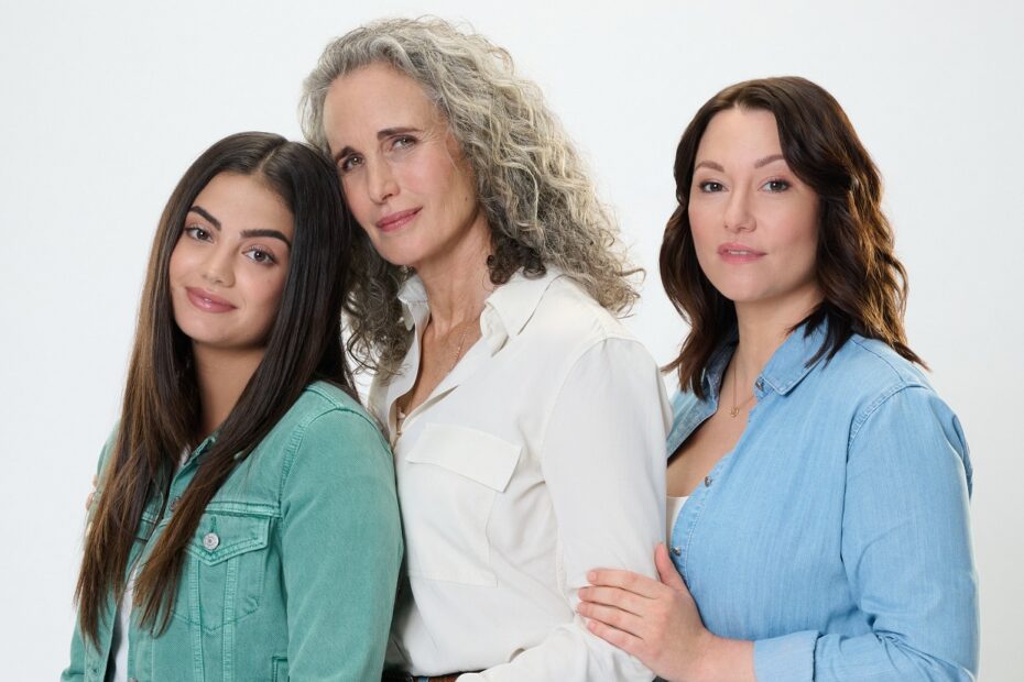 A série "The Way Home" foi renovada para sua quarta temporada pelo Hallmark Channel. O anúncio foi feito após o êxito da terceira temporada, que se destacou com capítulos emocionantes e repletos de reviravoltas, conquistando uma base de fãs dedicada. A História de "The Way Home" Ganha Novo Capítulo na Tela
