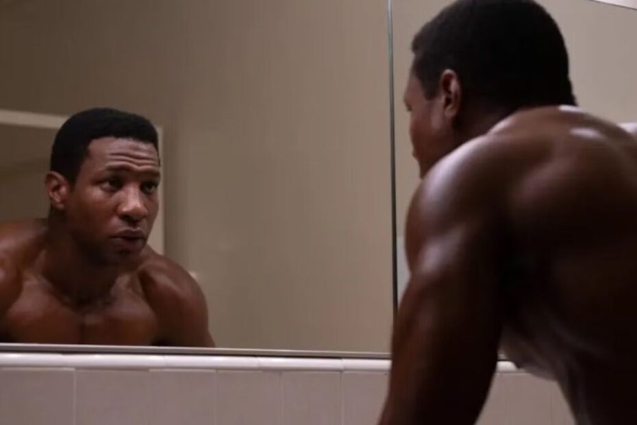 Jonathan Majors está passando por um momento de renascimento em sua carreira com o recentíssimo lançamento de "Magazine Dreams". Depois de estrear no Festival de Sundance em 2023, onde o filme recebeu ótimas críticas e especulações sobre uma possível indicação ao Oscar, a trajetória do ator mudou drasticamente em março do mesmo ano, quando ele foi preso e declarado culpado de agressão e assédio em um caso envolvendo sua ex-namorada. Agora, com o filme finalmente chegando aos cinemas em 21 de março de 2025, sua atuação está chamando a atenção novamente. A Retorno de Jonathan Majors e o Sucesso de Magazine Dreams